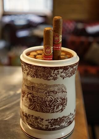 H.UPMANN MAGNUM 50 SERIE SEVILLA COLECCION VINTAGE – JAR OF 21 CIGARS